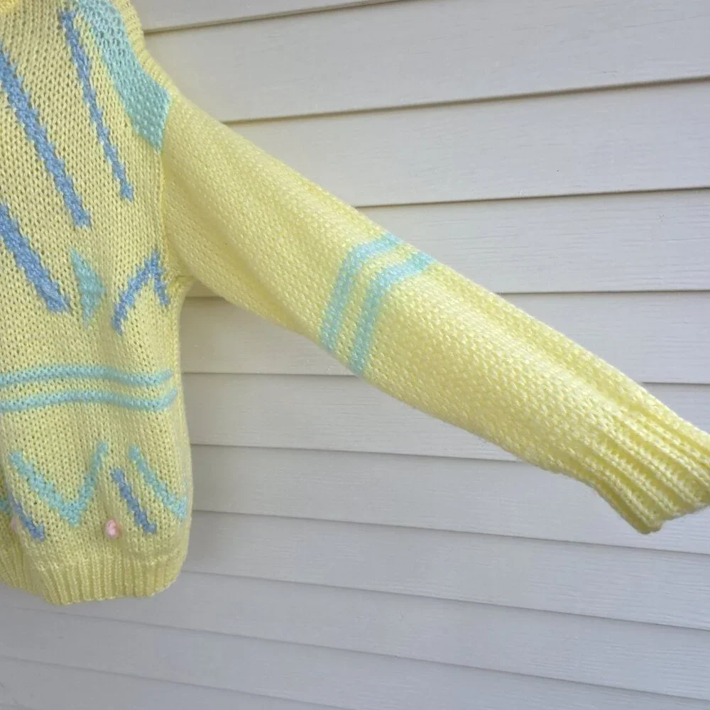 Vintage 80s/90s oversized pale yellow sweater with oversized knit